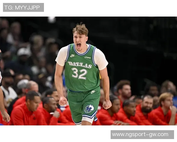 库里父子现场观战独行侠比赛克莱却在场外引发热议 库里父子现场观战独行侠比赛克莱却在场外引发热议