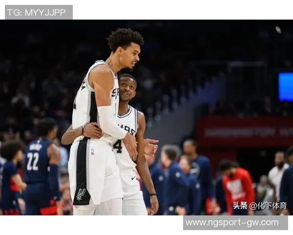 明天马刺对阵爵士福克斯因左内收肌紧张出战存疑