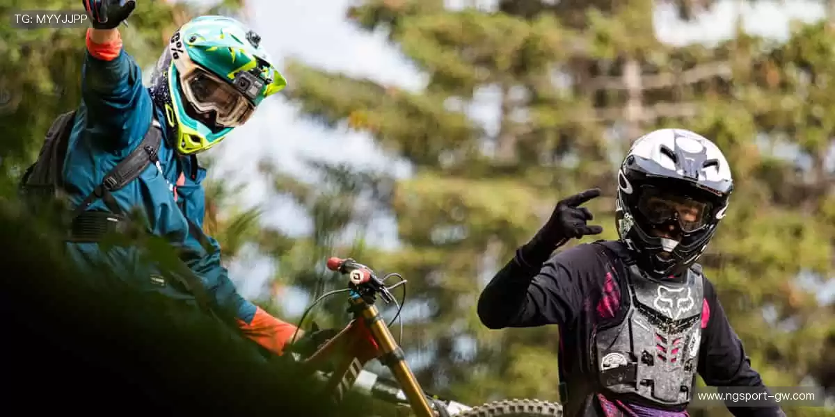 赛场之外，我们与你同在 —— 实时解说，深度分析！🎙️📊